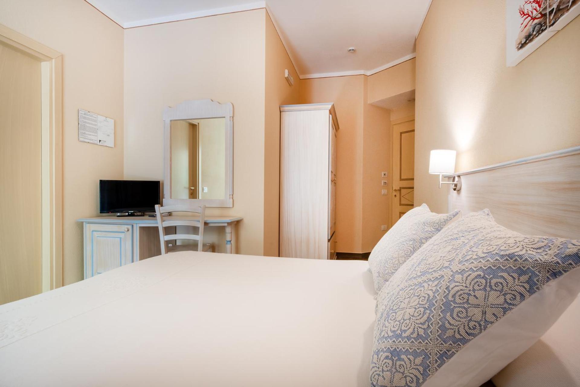 Hotel Lu Pitrali Сан Теодоро Екстериор снимка