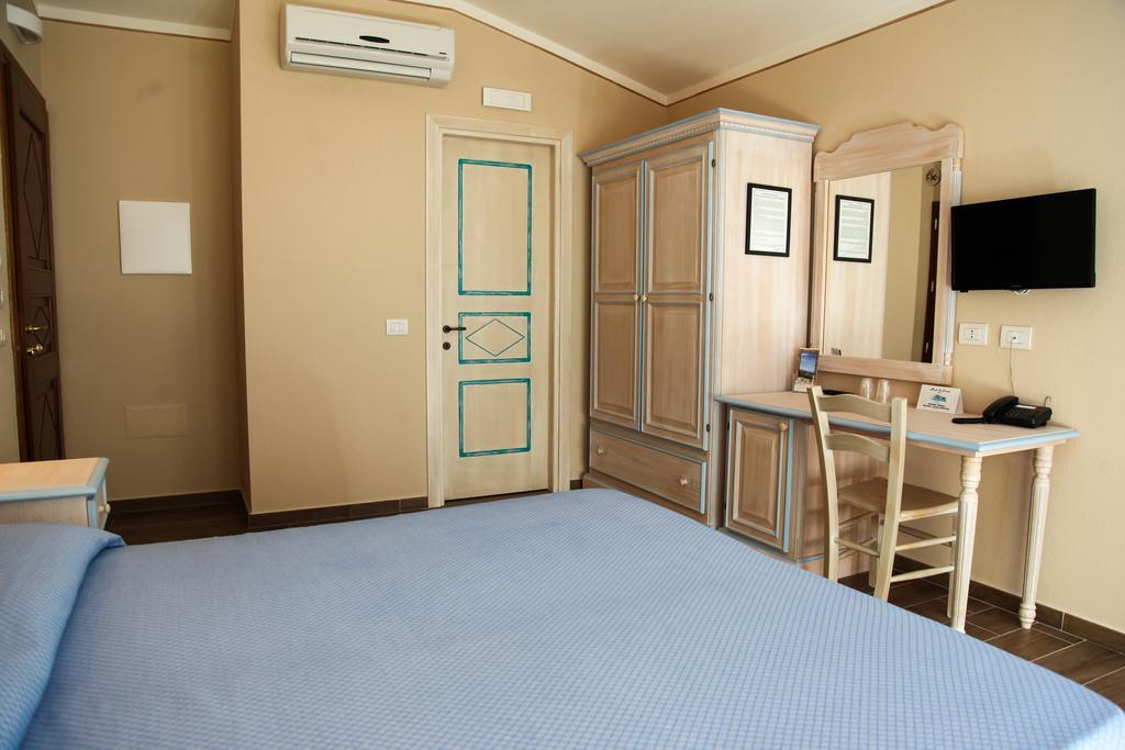 Hotel Lu Pitrali Сан Теодоро Екстериор снимка